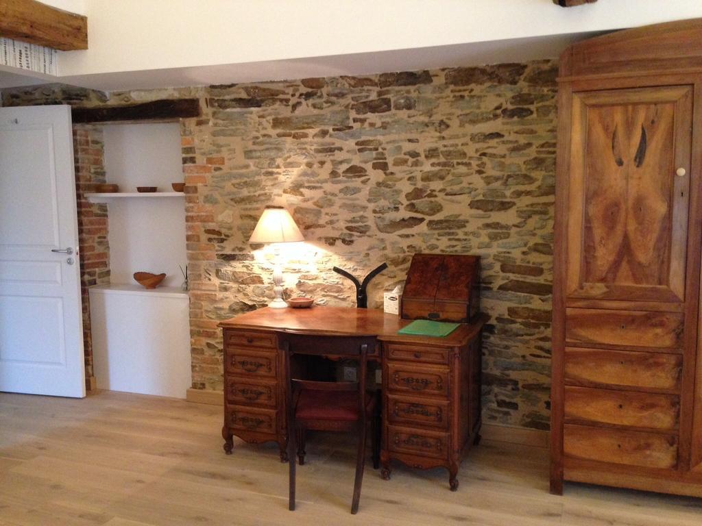 Le Manoir De La Vieille Douve Bed & Breakfast Bourg-d'Ire Oda fotoğraf