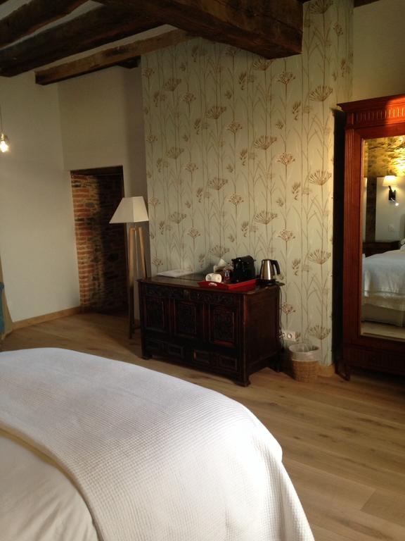 Le Manoir De La Vieille Douve Bed & Breakfast Bourg-d'Ire Oda fotoğraf