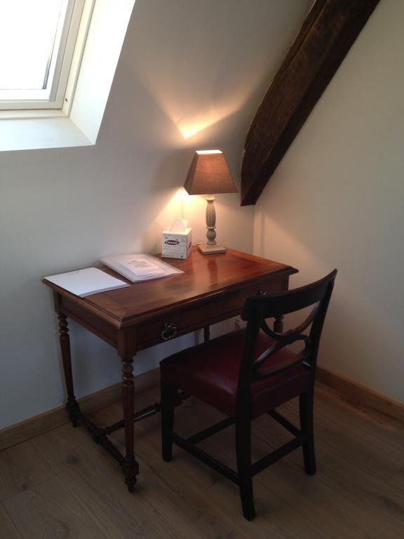 Le Manoir De La Vieille Douve Bed & Breakfast Bourg-d'Ire Oda fotoğraf